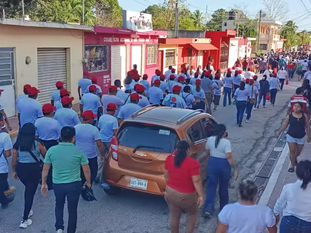 El contingente fue a encabezado por las autoridades municipales del ayuntamiento