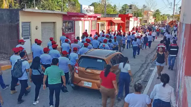El contingente fue a encabezado por las autoridades municipales del ayuntamiento