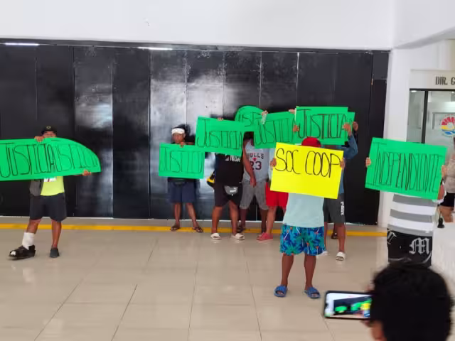 La medida impuesta por el Ayuntamiento, en abril, mantiene paralizadas 12 embarcaciones en perjuicio de más de 40 familias. Amenazan con un bloqueo mañana