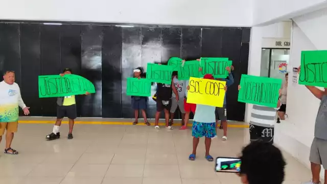 La medida impuesta por el Ayuntamiento, en abril, mantiene paralizadas 12 embarcaciones en perjuicio de más de 40 familias. Amenazan con un bloqueo mañana