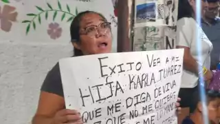 Madres buscadoras retienen a una mujer policía, en presunto estado de ebriedad, en Cancún