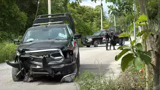 Policías estatales sufren aparatoso accidente en carretera Ramal Norte de Cancún; reportan tres heridos  