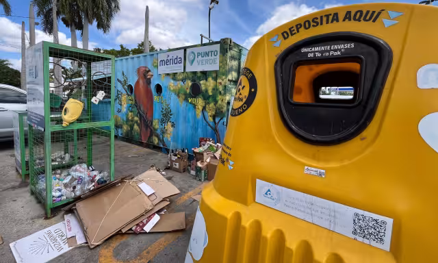 Los únicos residuos que pueden ser depositados mientras el punto permanece cerrado son latas, vidrios y PET