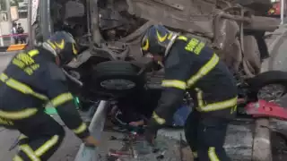 Auto se estrella contra Metrobús y vuelca; dos muertos es el saldo