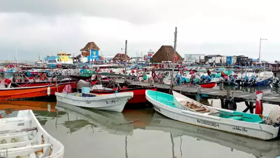 Al mediodía de ayer, la Capitanía prohibió que las embarcaciones menores salieran al mar, debido a los fuertes vientos y lluvias moderadas que se presentaron Al mediodía de ayer, la Capitanía prohibió que las embarcaciones menores salieran al mar, debido a los fuertes vientos y lluvias moderadas que se presentaron