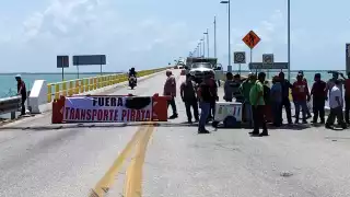 “Fuera transporte pirata”: Taxistas bloquean puente Zacatal en Ciudad del Carmen    