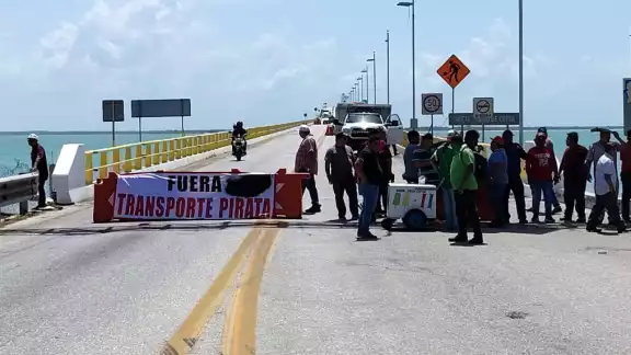 Taxistas bloquean nuevamente el puente Zacatal en Ciudad del Carmen. Taxistas bloquean nuevamente el puente Zacatal en Ciudad del Carmen.