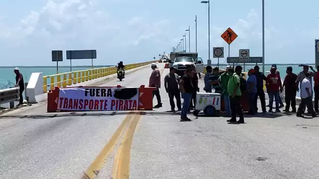 Taxistas bloquean nuevamente el puente Zacatal en Ciudad del Carmen.