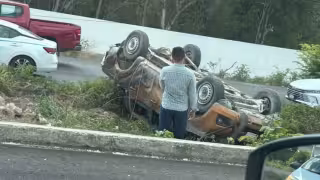 Bomberos y paramédicos de Puerto Morelos acudieron al sitio del accidente, donde confirmaron la muerte de uno de los ocupantes