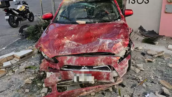 Un conductor presuntamente alcoholizado y a exceso de velocidad se impactó contra el muro perimetral de residencial Jardines del Sur 1