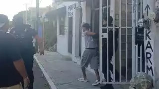 Elementos policiacos sometieron al presunto delincuente y lo ingresaron a una patrulla.