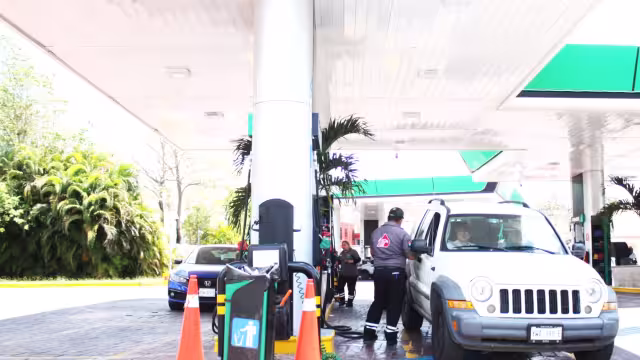 La presidenta Claudia Sheinbaum reiteró que el Gobierno de México mantiene garantizado el suministro de gasolina en todo el país