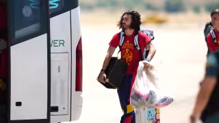 Marc Cucurella protagoniza el momento viral de la celebración de España con la Copa del Mundo