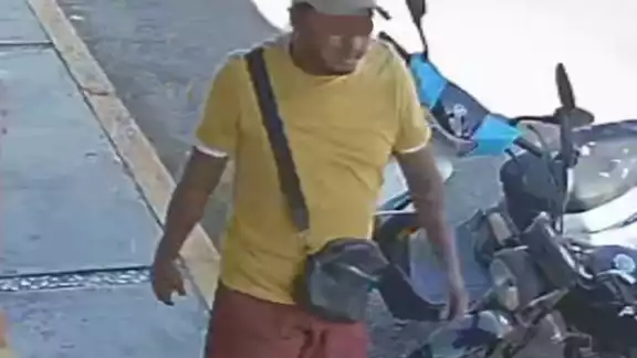El ladrón quedó captado en una de las cámaras de seguridad. El ladrón quedó captado en una de las cámaras de seguridad.