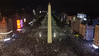 Argentina celebra en el Obelisco pase a la Final del Mundial 2026; pero lejos de lo hecho en el Ángel de la Independencia