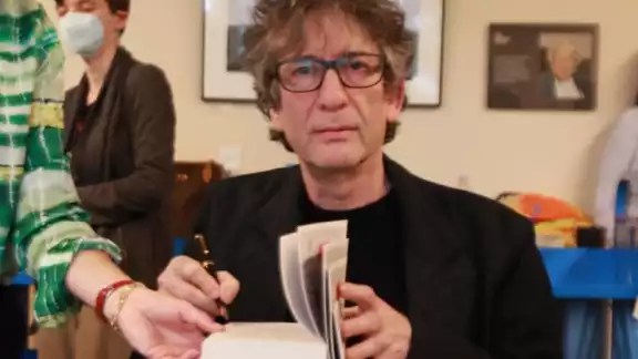 Neil Gaiman es demandado por agresión sexual, su esposa también es demandada Neil Gaiman es demandado por agresión sexual, su esposa también es demandada