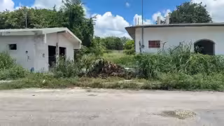 Esparcen cal tras denuncia por descarga de aguas en terreno baldío de Champotón