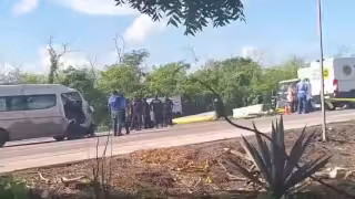 Un choque entre un auto y un colectivo dejó un saldo de un fallecido y varios heridos.