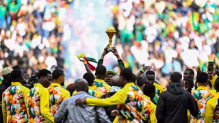 Leones de la Teranga muestran su fiereza a la CAF; Senegal presume trofeo en París, pese a ser despojado de él