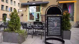 ¿Te imaginas ir a una cafetería que funciona solo con Inteligencia Artificial? En Estocolmo lo lograron