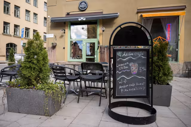 Esta cafetería parece común y corriente, pero sus entrañas ya viven en el futuro.