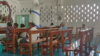 Los presenten  ofrecen los platillos tradicionales como parte de las tradiciones