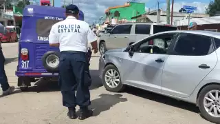 Carro impacta contra mototaxi en José María Morelos