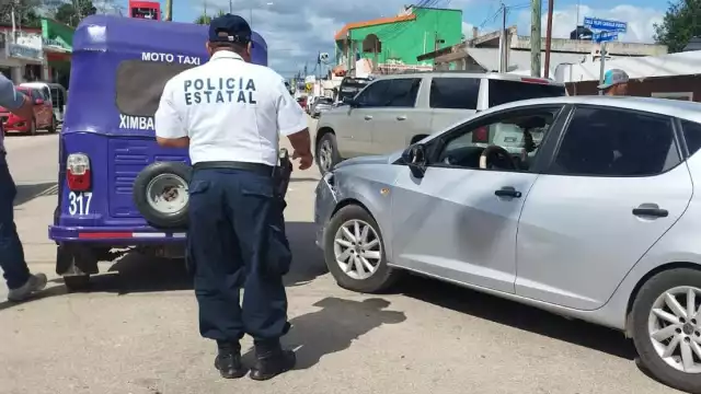 Carro impacta contra un mototaxi en José María Morelos, en la avenida principal con calle Felipe Carrillo Puerto.