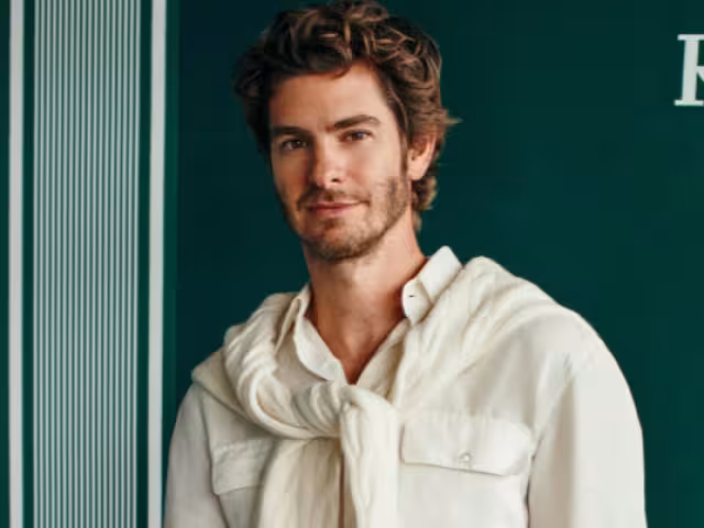 Andrew Garfield captó la atención de los usuarios en redes por su lujosa vestimenta coordinada con su pareja