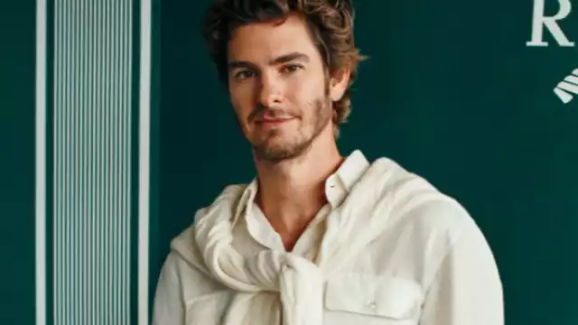 Andrew Garfield captó la atención de los usuarios en redes por su lujosa vestimenta coordinada con su pareja