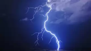 Joven pierde la vida en campo de futbol de Huehuetoca; le cayó un rayo cuando iba en motocicleta