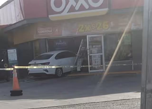 El hombre se impactó contra el acceso del establecimiento