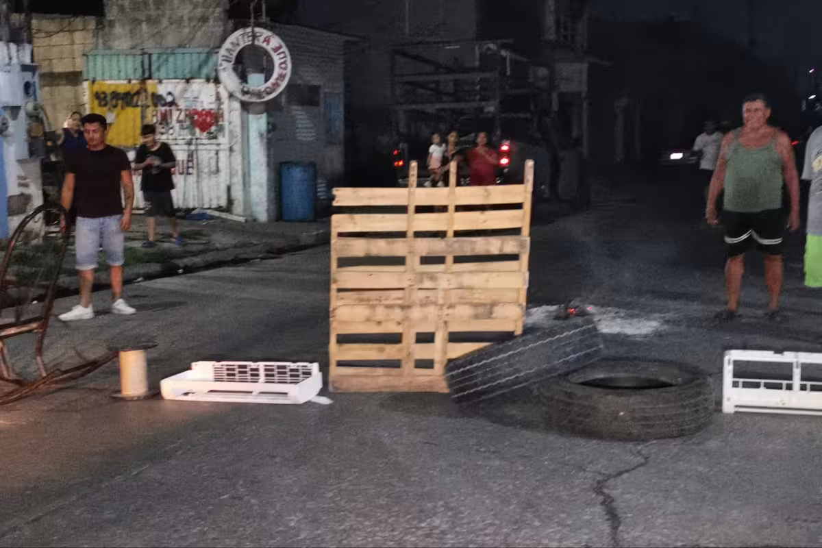 Vecinos de Ciudad del Carmen bloquean calles por falta de energía ...