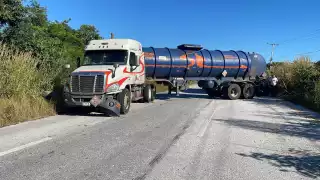 Accidente en la Campeche-Champotón: Tráiler doble pipa queda atravesado tras choque