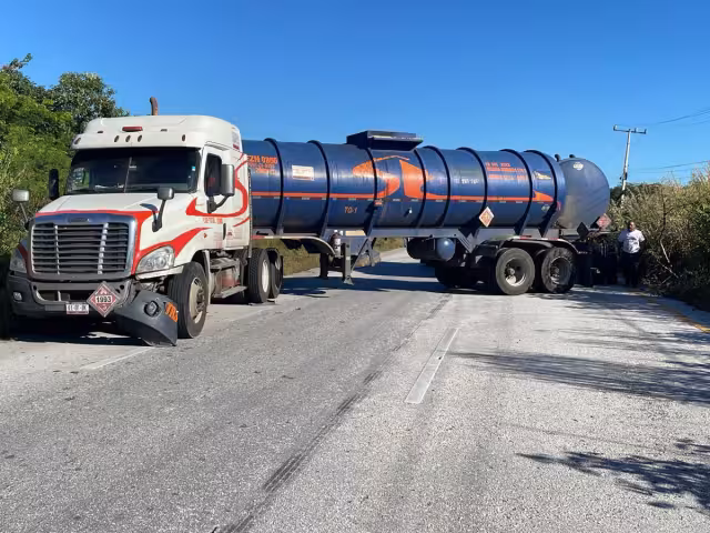 Un tráiler doble pipa quedó atravesado en el carril Campeche – Champotón tras frenar bruscamente para evitar un choque