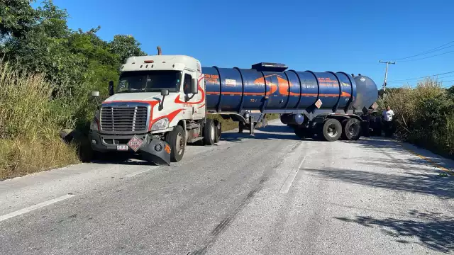 Un tráiler doble pipa quedó atravesado en el carril Campeche – Champotón tras frenar bruscamente para evitar un choque