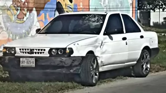 Motociclista sale disparado tras ser golpeado por un automóvil