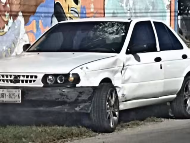 Motociclista sale disparado tras ser golpeado por un automóvil