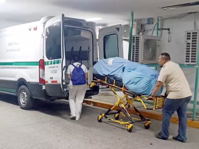 Las ambulancias son utilizadas para llevar fardos de ropa a la lavandería, mientras que los pacientes deben alquilar el servicio de unidades privadas.