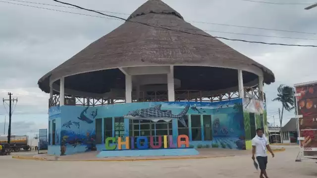 Parador turístico se incendia por corto circuito en Lázaro Cárdenas