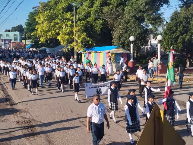 Más del mil alumnos de Lázaro Cárdenas marcharon en el desfile conmemorativo de la Independencia de México