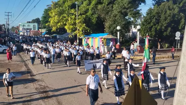 Más del mil alumnos de Lázaro Cárdenas marcharon en el desfile conmemorativo de la Independencia de México