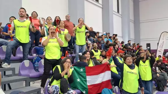 Sin importar las extensas jornadas de competencia, los familiares permanecieron apoyando a los suyos