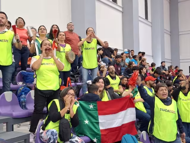 Sin importar las extensas jornadas de competencia, los familiares permanecieron apoyando a los suyos