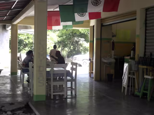 A los vendedores también les afecta el deterioro del inmueble, la inseguridad y asaltos, así como las extorsiones, donde les llegan a cobrar hasta 15 mil pesos