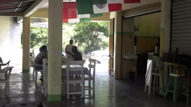 A los vendedores también les afecta el deterioro del inmueble, la inseguridad y asaltos, así como las extorsiones, donde les llegan a cobrar hasta 15 mil pesos