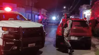 Desconocidos atacan a balazos a dos hombres en Cancún, uno perdió la vida