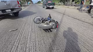 Motociclista se lesiona al chocar contra camioneta en Escárcega por no guardar distancia