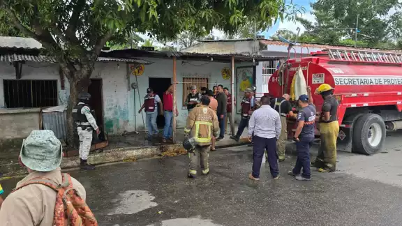 Siniestro en la colonia Morelos destruyó una casa de madera y láminas de zinc por un presunto cortocircuito