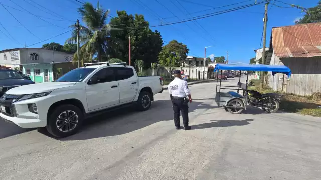 Un mototaxi se pasó el alto y fue impactado por una camioneta Mitsubishi L200 en la colonia Morelos